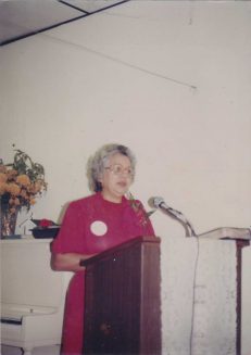 Adelfa Toirac cantando un coro en la iglesia en 1985.