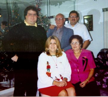 Adelfa Toirac y su familia en 1994.